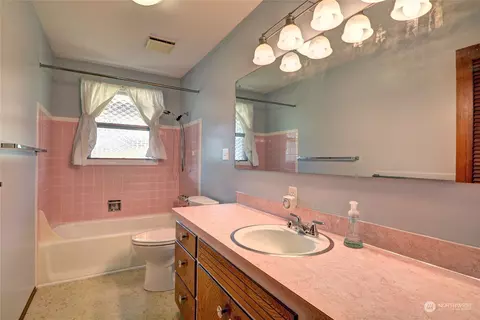 Bath - 8931 Cascadia Ave, Everett, WA 98208 photo 2 of 3