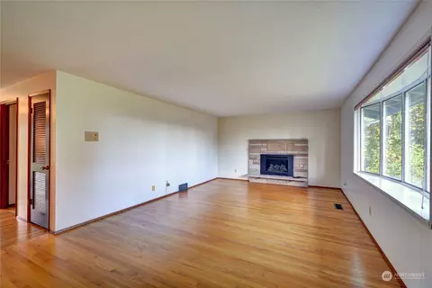 Living - 8931 Cascadia Ave, Everett, WA 98208 photo 2 of 5
