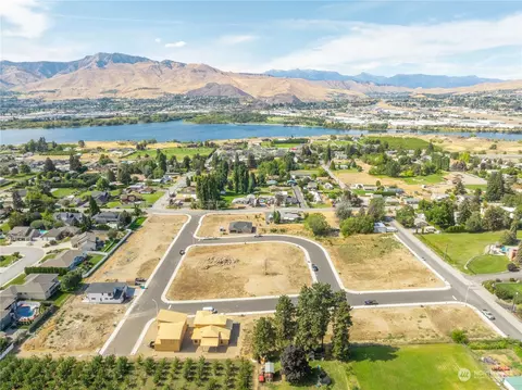 3223 NW Chadwick Loop, East Wenatchee, WA 98802