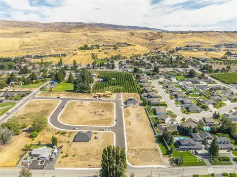 3233 NW Chadwick Loop, East Wenatchee, WA 98802