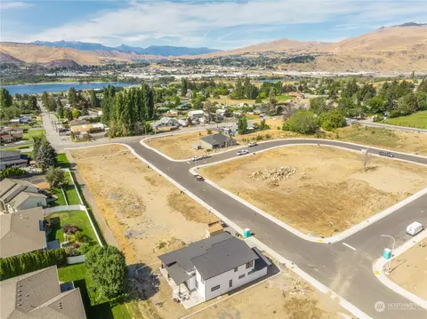 135 Chadwick St NW, East Wenatchee, WA 98802