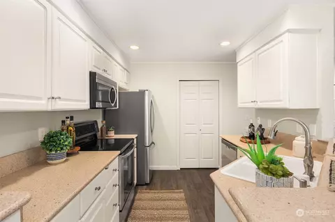 Kitchen - 18710 20th Ave SE, Bothell, WA 98012 photo 5 of 6