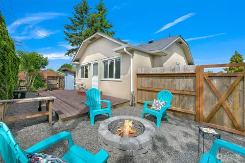 1401 Lakeway Dr, Bellingham, WA 98229