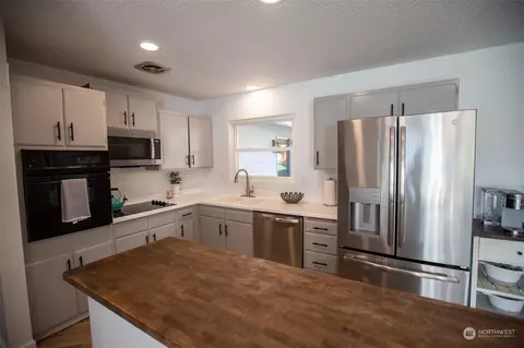 Kitchen - 1332 Berkeley Ave, Fircrest, WA 98466 photo 2 of 3