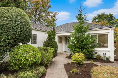 316 Queen Anne Dr, Seattle, WA 98109