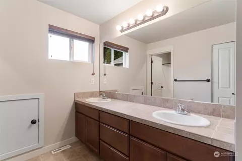 Bath - 22907 36th Dr SE, Bothell, WA 98021 photo 5 of 6