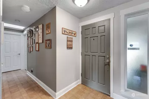 Entry Way - 3903 Pine St, Longview, WA 98632 photo 2 of 2