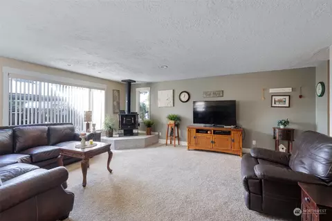 Living - 3903 Pine St, Longview, WA 98632 photo 3 of 4