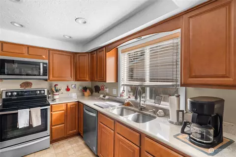 Kitchen - 3903 Pine St, Longview, WA 98632 photo 4 of 4