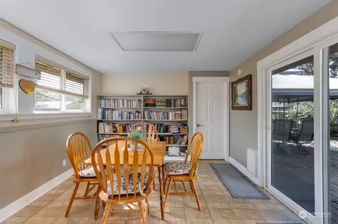 Dining - 3903 Pine St, Longview, WA 98632 photo 4 of 5