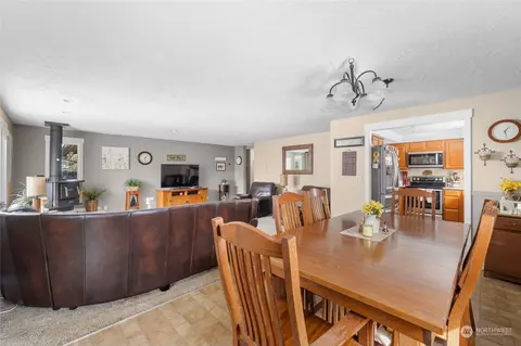 Dining - 3903 Pine St, Longview, WA 98632 photo 2 of 5