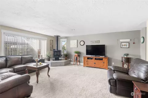 Living - 3903 Pine St, Longview, WA 98632 photo 1 of 4