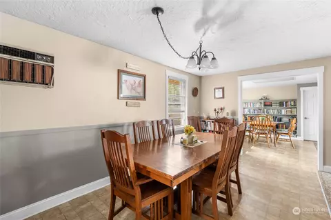 Dining - 3903 Pine St, Longview, WA 98632 photo 1 of 5
