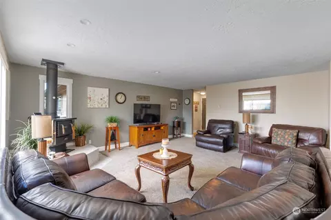 Living - 3903 Pine St, Longview, WA 98632 photo 4 of 4