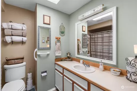 Bath - 3903 Pine St, Longview, WA 98632 photo 3 of 3