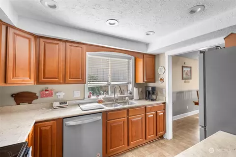 Kitchen - 3903 Pine St, Longview, WA 98632 photo 2 of 4