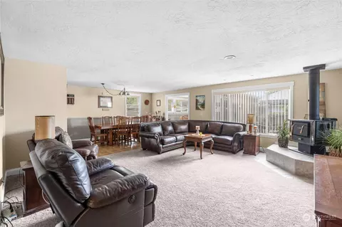 Living - 3903 Pine St, Longview, WA 98632 photo 2 of 4