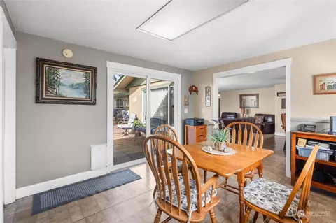 Dining - 3903 Pine St, Longview, WA 98632 photo 3 of 5