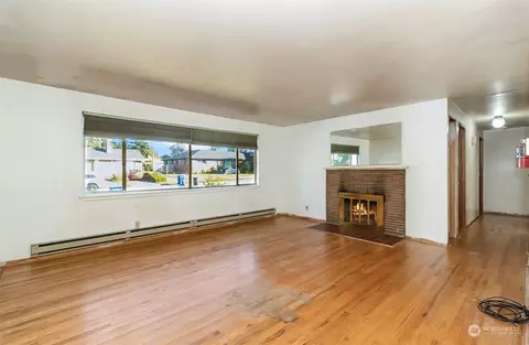 Living - 2416 6th St, Everett, WA 98201 photo 2 of 7