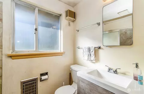 Bath - 2416 6th St, Everett, WA 98201 photo 2 of 3
