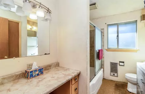 Bath - 2416 6th St, Everett, WA 98201 photo 1 of 3