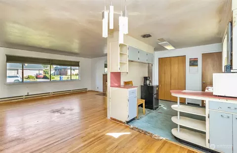 Living - 2416 6th St, Everett, WA 98201 photo 7 of 7