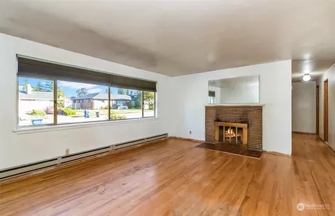 Living - 2416 6th St, Everett, WA 98201 photo 6 of 7