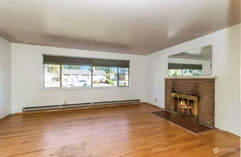 Living - 2416 6th St, Everett, WA 98201 photo 5 of 7