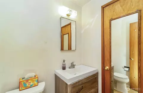 Bath - 2416 6th St, Everett, WA 98201 photo 3 of 3