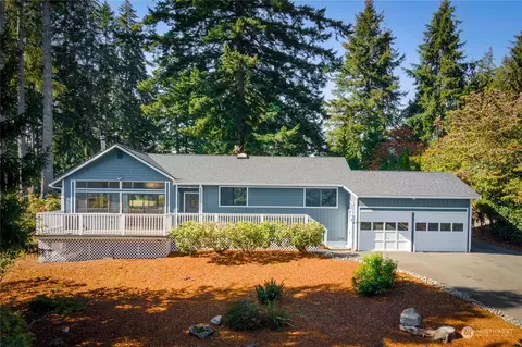 41 E Country Club Dr, Allyn, WA 98524