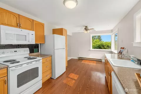 Kitchen - 17841 24th Pl NE, Shoreline, WA 98155 photo 2 of 3