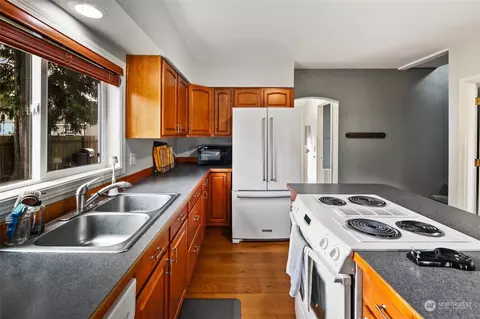Kitchen - 3048 Porter St, Enumclaw, WA 98022 photo 3 of 5