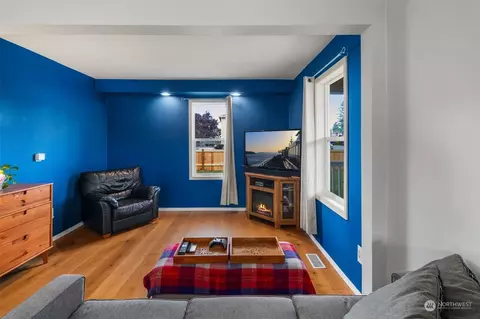 Living - 3048 Porter St, Enumclaw, WA 98022 photo 3 of 3