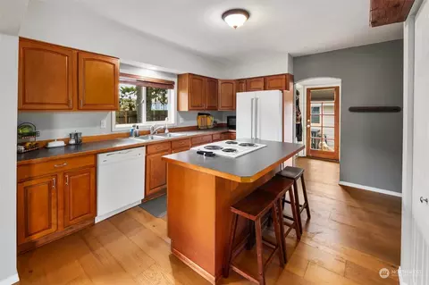 Kitchen - 3048 Porter St, Enumclaw, WA 98022 photo 2 of 5