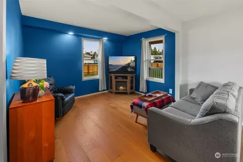 Living - 3048 Porter St, Enumclaw, WA 98022 photo 2 of 3