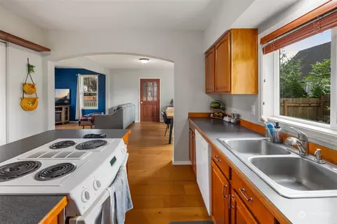 Kitchen - 3048 Porter St, Enumclaw, WA 98022 photo 5 of 5