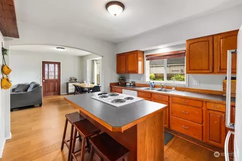 Kitchen - 3048 Porter St, Enumclaw, WA 98022 photo 4 of 5