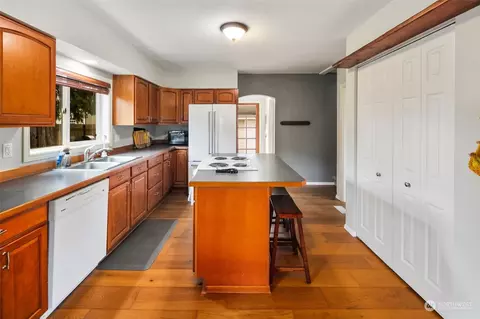 Kitchen - 3048 Porter St, Enumclaw, WA 98022 photo 1 of 5
