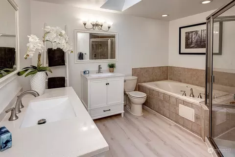 Bath - 16313 123rd Pl NE, Bothell, WA 98011 photo 2 of 6