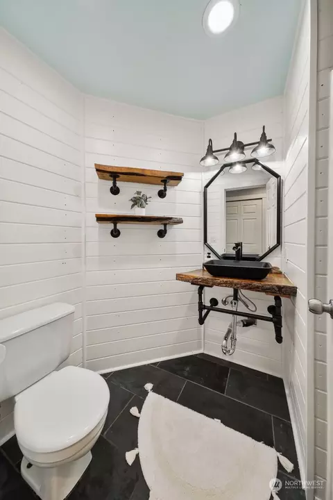 Bath - 550 Hamilton Pl, Enumclaw, WA 98022 photo 1 of 4