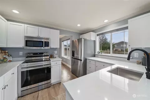 Kitchen - 550 Hamilton Pl, Enumclaw, WA 98022 photo 1 of 2