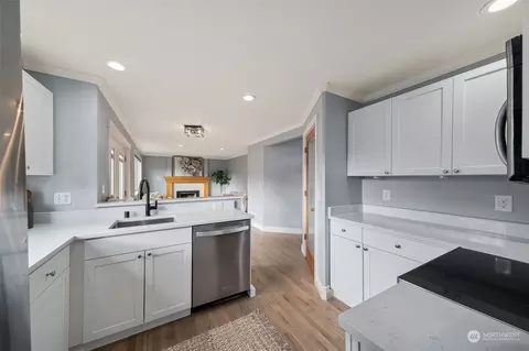 Kitchen - 550 Hamilton Pl, Enumclaw, WA 98022 photo 2 of 2