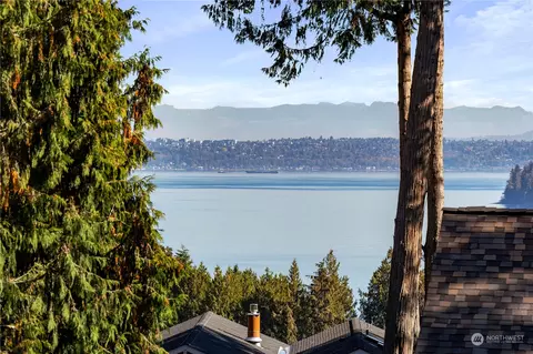 1047 Puget Dr E, Port Orchard, WA 98366