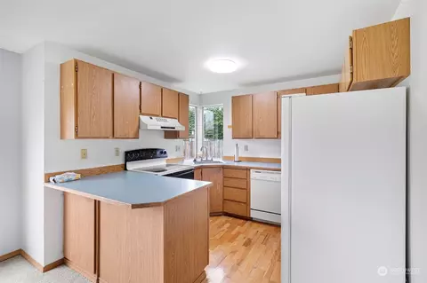 Kitchen - 907 Baysinger Pl, Enumclaw, WA 98022 photo 1 of 2