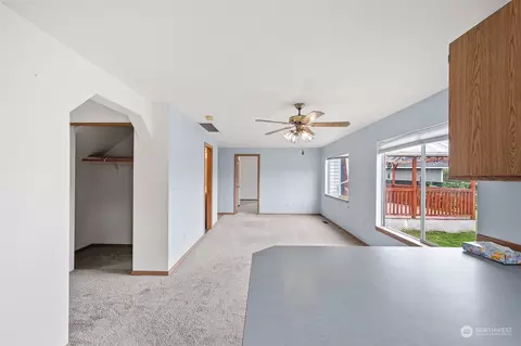 Living - 907 Baysinger Pl, Enumclaw, WA 98022 photo 3 of 6