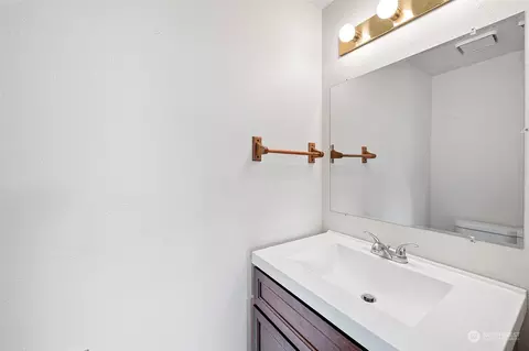 Bath - 907 Baysinger Pl, Enumclaw, WA 98022 photo 1 of 3