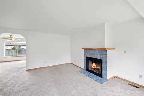 Living - 907 Baysinger Pl, Enumclaw, WA 98022 photo 2 of 6