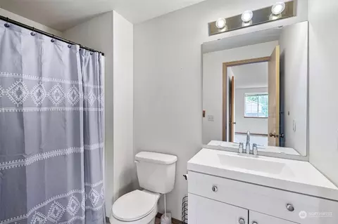 Bath - 907 Baysinger Pl, Enumclaw, WA 98022 photo 2 of 3