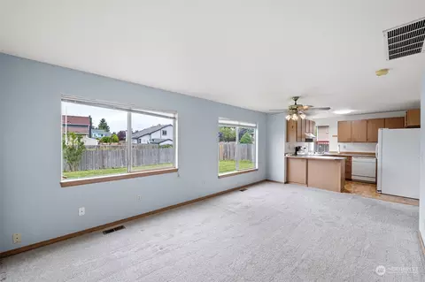 Living - 907 Baysinger Pl, Enumclaw, WA 98022 photo 5 of 6
