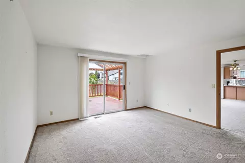 Living - 907 Baysinger Pl, Enumclaw, WA 98022 photo 6 of 6